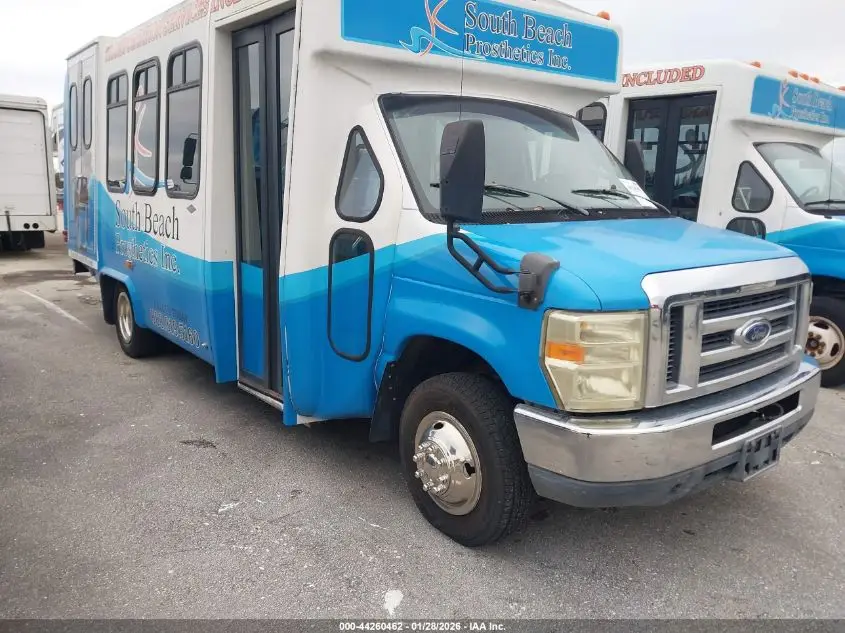 FORD E-350 CUTAWAY 2009. Lot# 44260462. VIN 1FDEE35L89DA21238. Photo 1