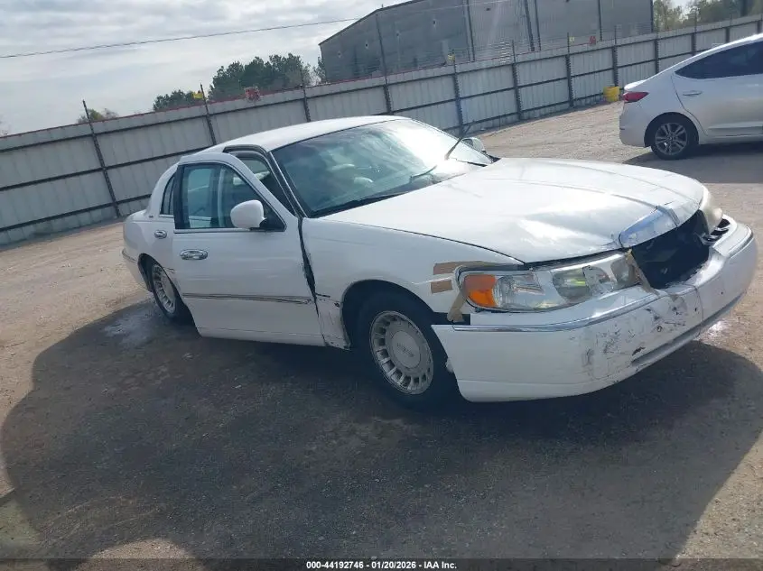 LINCOLN TOWN CAR 2001. Lot# 44192746. VIN 1LNHM81W41Y700546. Photo 1